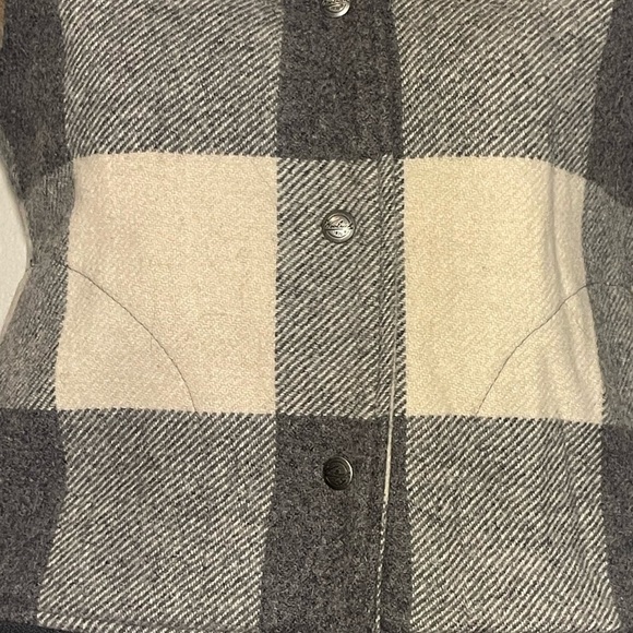 Woolrich women’s checked gray & white wool Sherpa vest span closure size medium - Picture 3 of 7